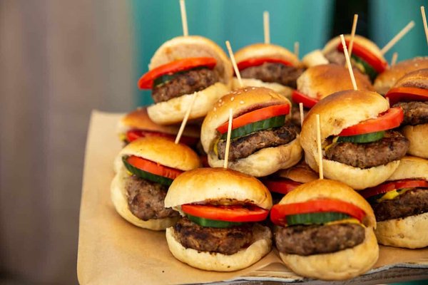 Comment préparer des mini burgers maison avec des buns briochés et du cheddar ?